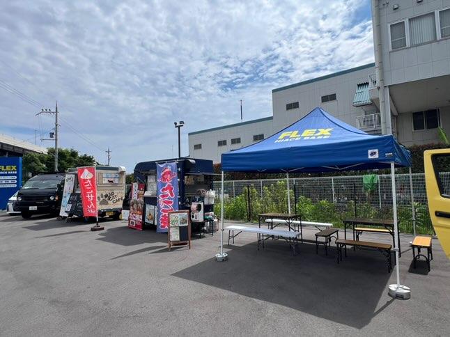 広い駐車場スペースでたこやきキッチンカーが出店している様子