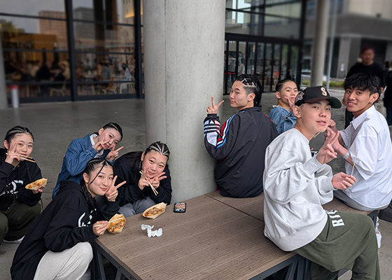 グループで楽しそうにたこ焼きを食べている写真