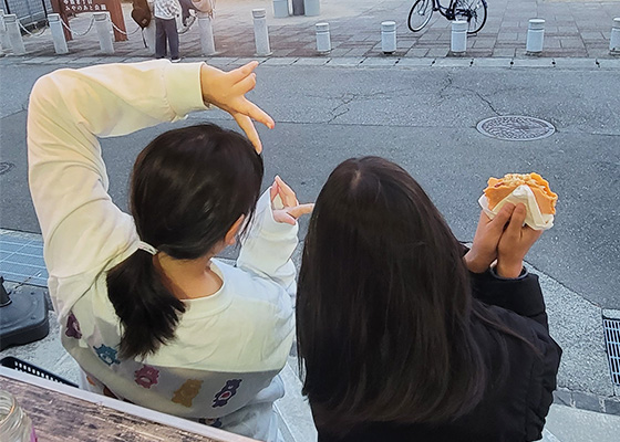 タコせんをもちながらピースをしている写真