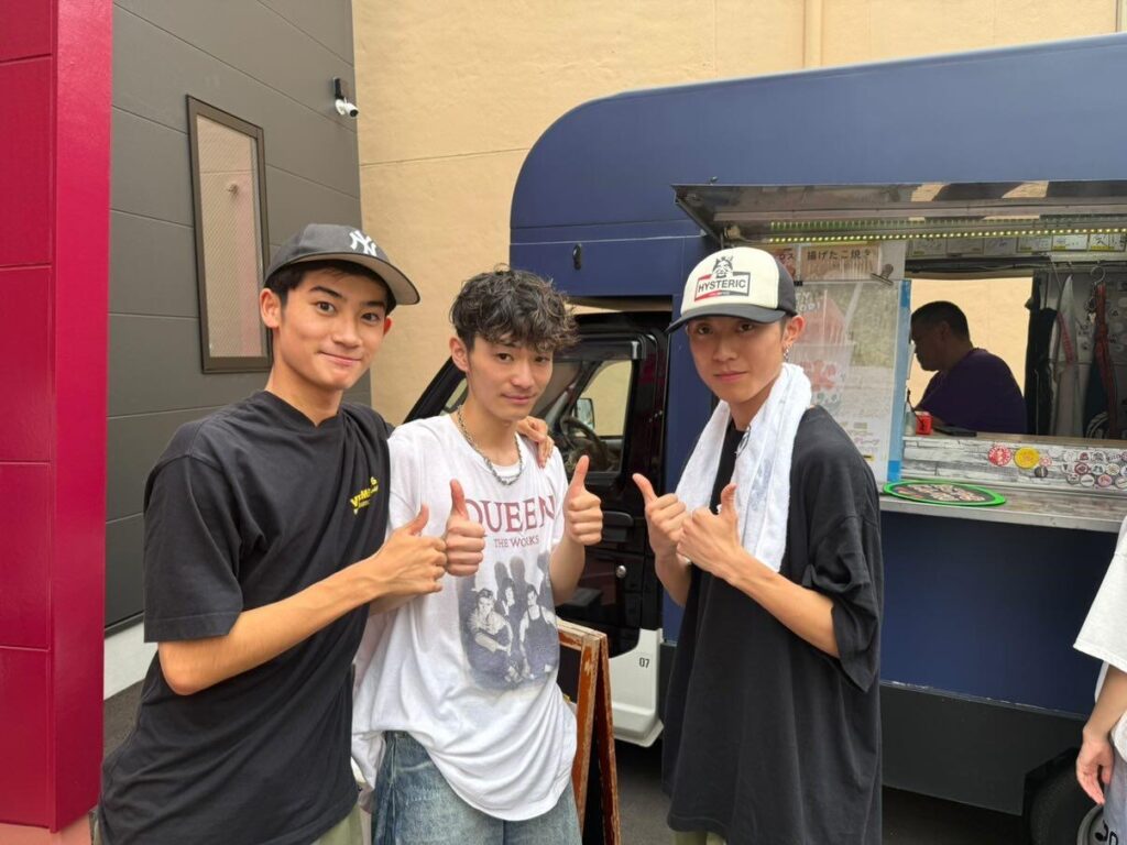 キッチンカーの前にならぶ生徒さんたち