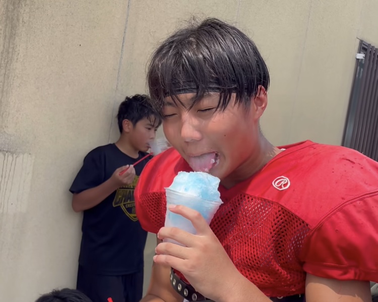 かき氷を食べる少年