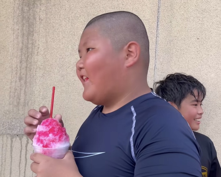 かき氷を食べる少年